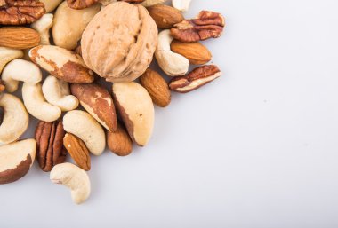 Beyaz arka plan üzerinde mutfak fındık karışımı