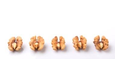 Beyaz arka plan üzerinde ceviz fındık