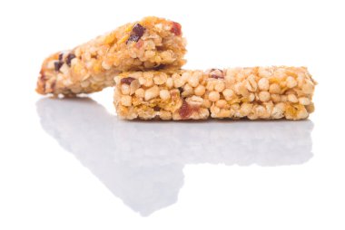 Mısır gevreği çubuğunun beyaz arka plan üzerine