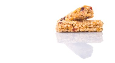 Mısır gevreği çubuğunun beyaz arka plan üzerine