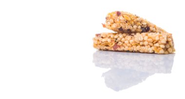 Mısır gevreği çubuğunun beyaz arka plan üzerine