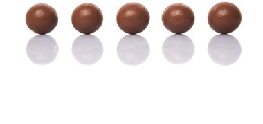 Beyaz arka plan üzerinde ile çikolata topları