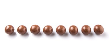 Beyaz arka plan üzerinde ile çikolata topları