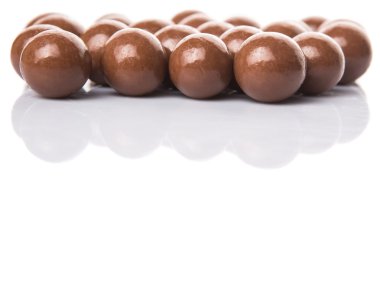 Beyaz arka plan üzerinde ile çikolata topları