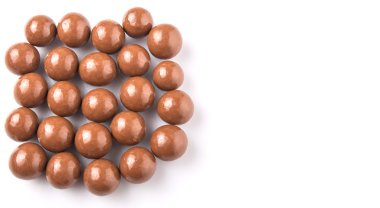 Beyaz arka plan üzerinde ile çikolata topları