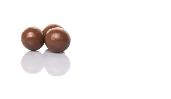 Beyaz Arka Plan Üzerinde Ile Çikolata Topları — Stok fotoğraf