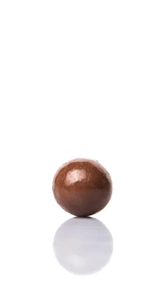 Beyaz Arka Plan Üzerinde Ile Çikolata Topları — Stok fotoğraf