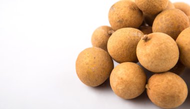 Longan meyve beyaz arka plan üzerinde