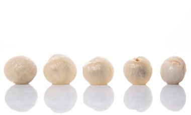 Longan meyve beyaz arka plan üzerinde