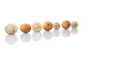 Longan meyve beyaz arka plan üzerinde