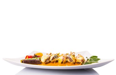 Lezzetli kızarmış kalamar sos beyaz tabakta köri