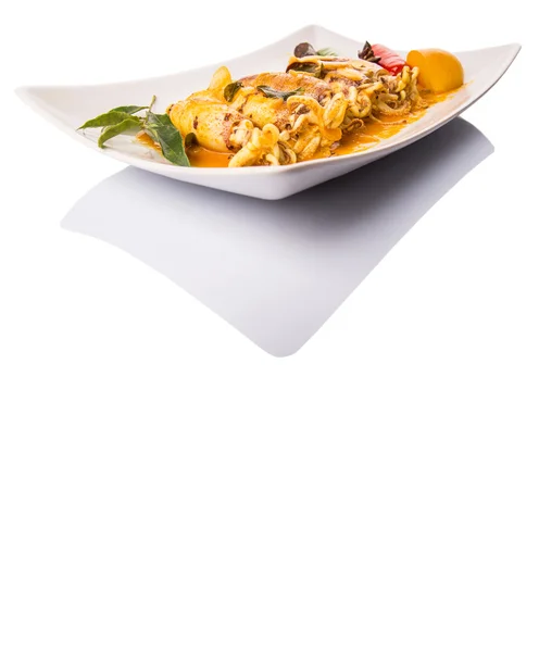 美味香炸的鱿鱼配咖喱在白板上肉汁 — 图库照片