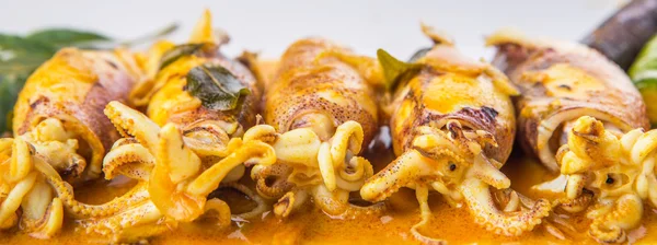 Delicioso Calamar Frito Con Salsa Curry Plato Blanco — Foto de Stock