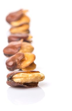 Tuzlu bakla veya vicia faba beyaz arka plan üzerinde