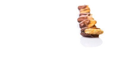 Tuzlu bakla veya vicia faba beyaz arka plan üzerinde