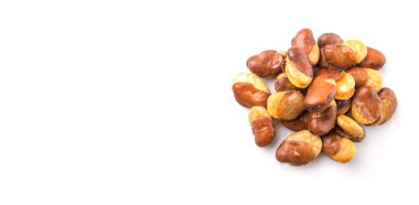 Tuzlu bakla veya vicia faba beyaz arka plan üzerinde