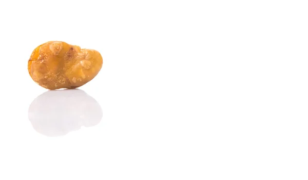 そら豆の塩または白の背景上のソラマメ — ストック写真