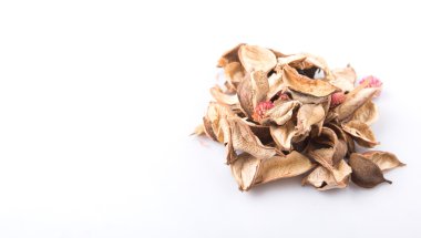 Beyaz arka plan üzerinde kurutulmuş doğal bitkilerin potpuri malzemeleri