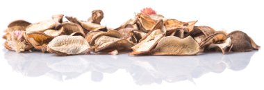 Beyaz arka plan üzerinde kurutulmuş doğal bitkilerin potpuri malzemeleri