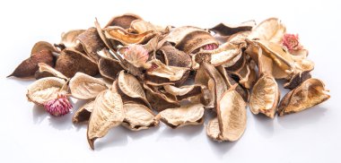 Beyaz arka plan üzerinde kurutulmuş doğal bitkilerin potpuri malzemeleri