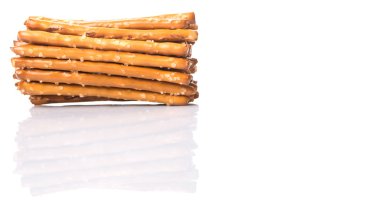 Brown, lezzetli simit beyaz arka plan üzerinde sopa.