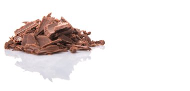 Beyaz arka plan üzerinde koyu kahverengi çikolata parçaları