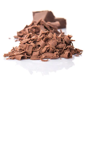 Beyaz Arka Plan Üzerinde Koyu Kahverengi Çikolata Parçaları — Stok fotoğraf
