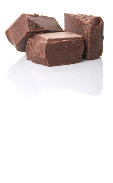 Pedaços Chocolate Marrom Escuro Sobre Fundo Branco — Fotografia de Stock
