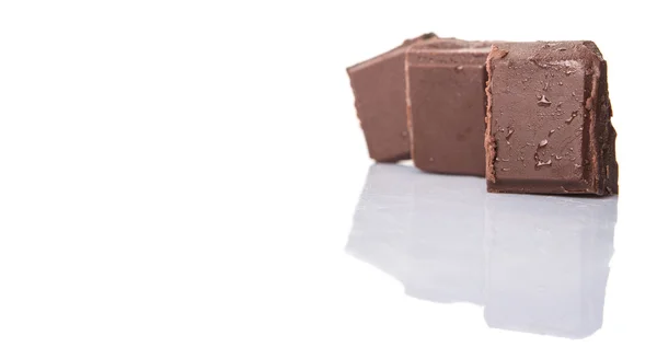 Pedaços de chocolate marrom escuro — Fotografia de Stock