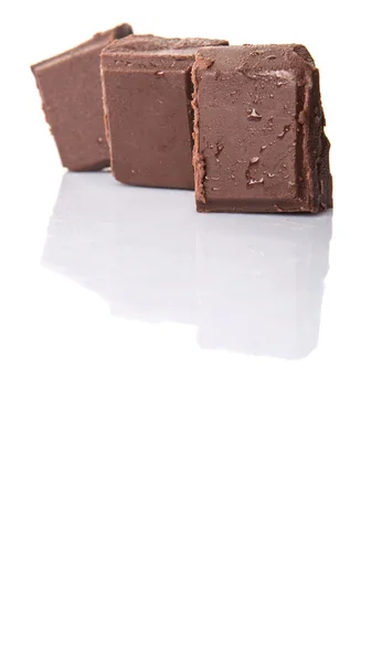 Morceaux Chocolat Brun Foncé Sur Fond Blanc — Photo