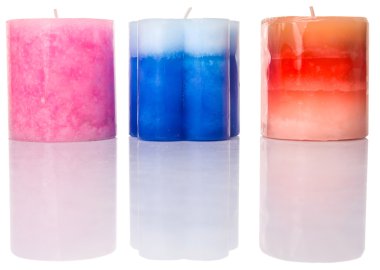 Pembe, mavi ve kahverengi renkli kokulu mumlar