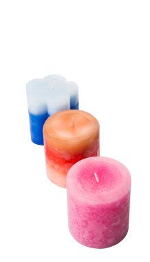 Pembe, mavi ve kahverengi renkli kokulu mumlar