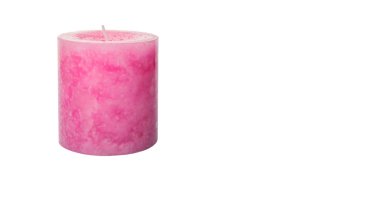 Beyaz arka plan üzerinde pembe renkli kokulu mum