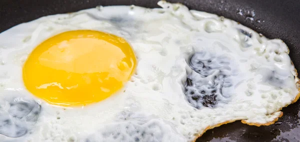 Freír un huevo —  Fotos de Stock