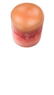 Beyaz arka plan üzerinde kahverengi renkli kokulu mum