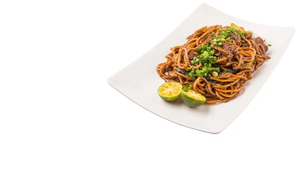 Fideos Fritos Populares Malasios Plato Blanco Sobre Fondo Blanco — Foto de Stock