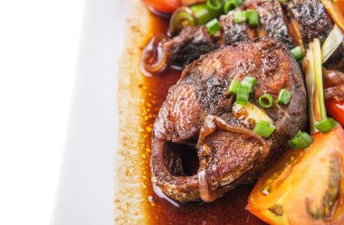 Malezya çanak derin kızarmış uskumru balığı soya sos ile