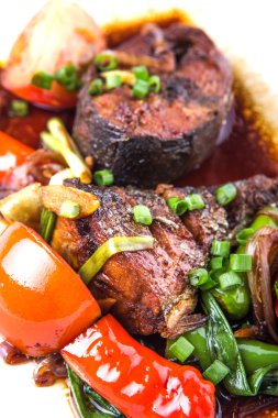 Malezya çanak derin kızarmış uskumru balığı soya sos ile