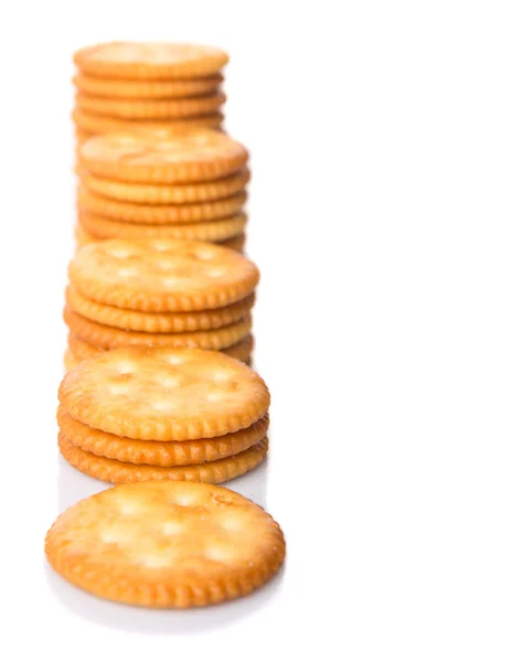 Runde Gesalzene Cracker Auf Weißem Hintergrund — Stockfoto