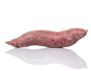 Beyaz arka plan üzerinde Japon tatlı patates