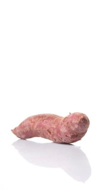 Beyaz arka plan üzerinde Japon tatlı patates