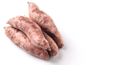 Beyaz arka plan üzerinde Japon tatlı patates
