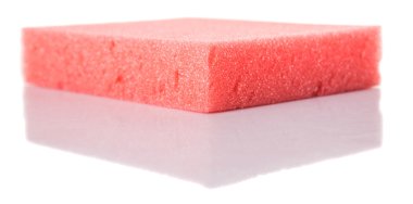 Beyaz arka plan üzerinde kırmızı bulaşık yıkama sünger