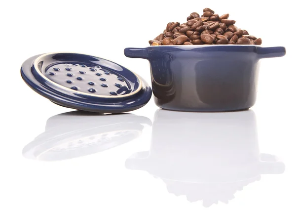 青いセラミック ポットでコーヒー豆の焙煎 — ストック写真