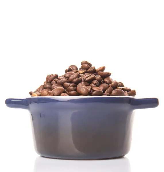 Pražená kávová zrna v modré keramický hrnec — Stock fotografie
