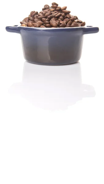 青いセラミック ポットでコーヒー豆の焙煎 — ストック写真