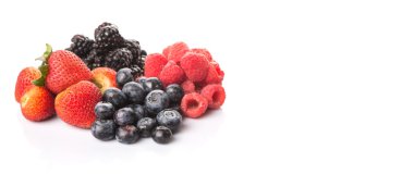 Çilek, böğürtlen, yaban mersini ve ahududu beyaz arka plan üzerinde