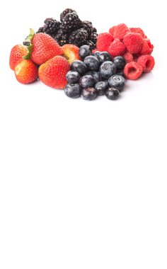 Çilek, böğürtlen, yaban mersini ve ahududu beyaz arka plan üzerinde