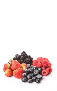 Çilek, böğürtlen, yaban mersini ve ahududu beyaz arka plan üzerinde