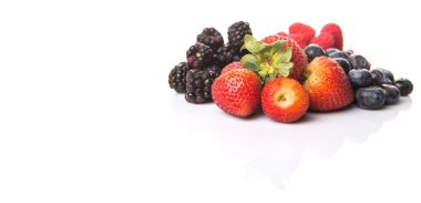 Çilek, böğürtlen, yaban mersini ve ahududu beyaz arka plan üzerinde